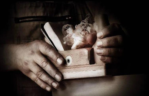 能工巧匠的技藝練達 家居工藝中的剛?cè)岵? onmousewheel=