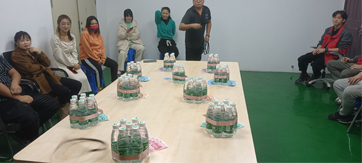 這家公司真土豪，套圈竟用現(xiàn)金當(dāng)禮品！